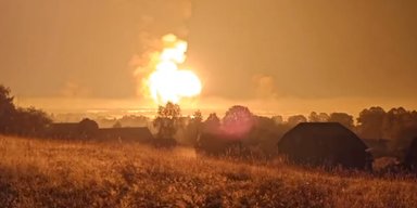 Большой пожар и сильные взрывы: БПЛА атаковали Тверскую область РФ (видео)