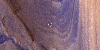 Самотня, маленька крапка. NASA показало, як марсохід Curiosity наполегливо дереться по горі Шарп (фото)