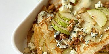 Невероятно вкусно и стильно: рецепт блинчиков с грушами и сыром Дор блю (видео)