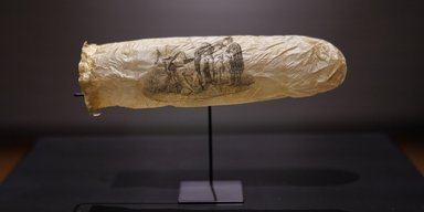 Религиозный подтекст: в музее Амстердама показали 200-летний презерватив с пикантным рисунком (фото)