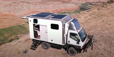 Зроби сам: самоскид Mitsubishi перетворили на затишний автодім для бездоріжжя (фото, відео)