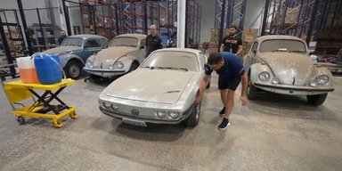 У покинутому автосалоні виявили класичні Volkswagen у новому стані (відео)