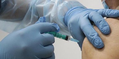 Ярмарка тщеславия. К чему показуха с вакцинацией знаменитостей, когда прививки нужны старикам