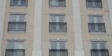 Навіщо потрібен "балкон Джульєтти": у соцмережах висміяли вигадку архітекторів (фото)