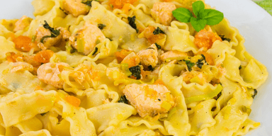 Макарони із сьомгою та помідорами: швидка та ситна вечеря за кілька хвилин