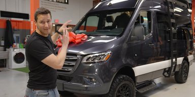 Mercedes Sprinter перетворили на оригінальний автодім у стилістиці "Зоряних воєн" (відео)