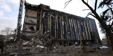 Здание горсовета Изюма снова разрушила ракета РФ: на его ремонт уже тратили более 53 млн грн