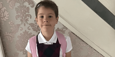 Начал "экспериментировать": 7-летний мальчик ходит в школу в одежде для девочек (фото)