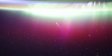 Не 3I/ATLAS єдиною: зафіксовано дві комети, що ширяють над полярними сяйвами Землі (фото)