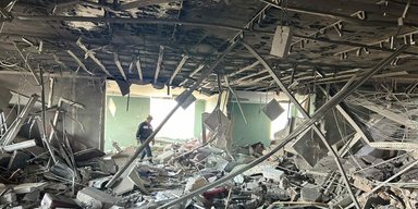 Шматки бетону падали на людей: у мережі з'явилися кадри після удару по бізнес-центру в Києві (відео)