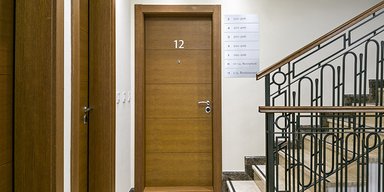 Владелец жилья удивил арендаторшу неожиданным "приветом", когда она приехала в полночь