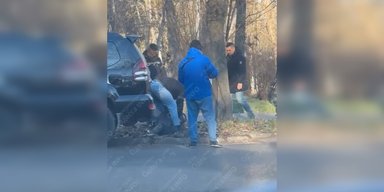 У Одесі чоловіки зі зброєю затримали невідомого: що кажуть в поліції (відео)