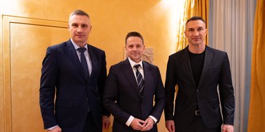 Поляки захейтили мера Варшави за фото з Кличками: згадують скандал із нічним клубом