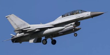 В Южной Корее истребитель KF-16 случайно сбросил авиабомбы на жилой район города (фото)