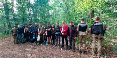 Сутки ждали указания за $2 тыс: пограничники поймали сразу 13 уклонистов
