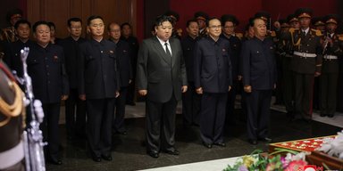 Ким Чен Ын посетил похороны пропагандиста, создавшего культ личности вокруг его семьи