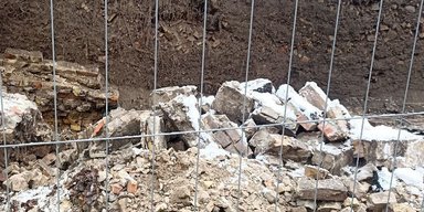 В центре Киева обвалилась опорная стена: есть погибший и раненый (фото)