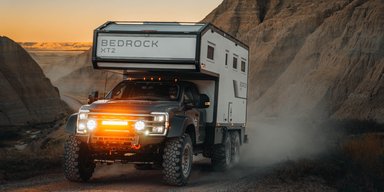 Для найсуворіших умов: пікап Ford перетворили на шестиколісний позашляховий автодім (фото)