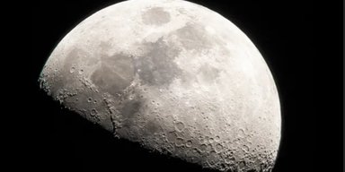 Луну окружает странное асимметричное облако: ученые смогли объяснить его форму (фото)