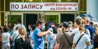 Коронавирус наступает. Когда будет новый локдаун и какие льготы обещают привитым от COVID