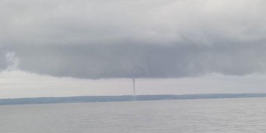 Над Кременчугским морем заметили водяной смерч: уникальное явление сняли на Полтавщине