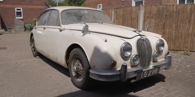Культовый Jaguar 60-х простоял в заброшенном состоянии более полувека (видео)