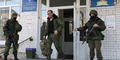 "Йдуть воювати проти українців": в окупованому Бердянську чоловіків примусово мобілізували до ЗС РФ (відео)