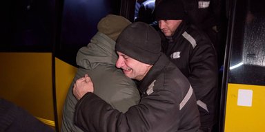 Хлопці вдома: у мережі показали зворушливий ролик, як в Україні зустрічали полонених із РФ (відео)
