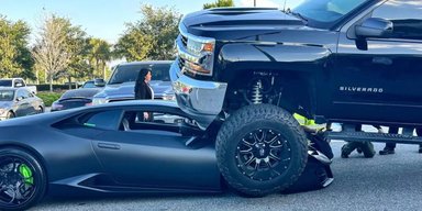 Не заметила: американка на огромном пикапе наехала на суперкар Lamborghini (видео)