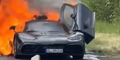 Їх випустили лише 275: ущент згорів унікальний суперкар Mercedes за $2,7 мільйона (відео)