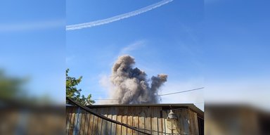 У Донецьку чули потужні вибухи: густий дим піднявся біля заводу ДЗТО (відео)