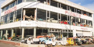 Заброшенные раритеты: в интернете показали закрытый автосалон с десятками ретро-авто (фото)