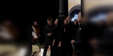 Сміялась і плакала: вдова Михайла Клименка не стримала емоцій на похороні (відео)