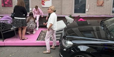 Потянулась за телефоном: в центре Киева Mercedes снес летнюю террасу на тротуаре (видео)