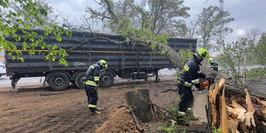 "Помаранчевий" рівень небезпеки: синоптики прогнозують шквали та дощі в Україні (мапа)