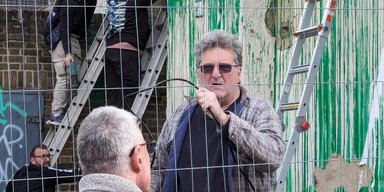 "Я не он": пожилого строителя осаждают журналисты, считая, что он неуловимый Бэнкси
