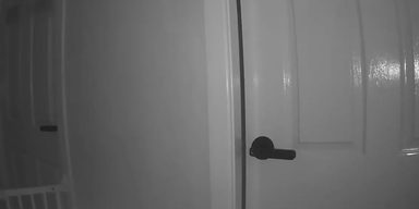 Женщина ради безопасности поставила дома скрытую камеру, но увидела нечто другое (видео)