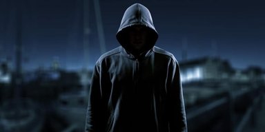 Нападає на жінок з молотком: у Києві повідомляють про появу маніяка з блакитним волоссям