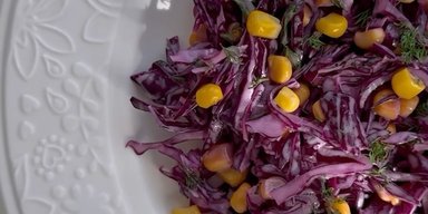 Салат з червоної капусти з кукурудзою: легкий рецепт корисної страви