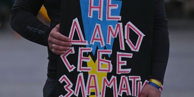 Бьют и убивают. В каких условиях содержат пленных украинцев на оккупированных территориях