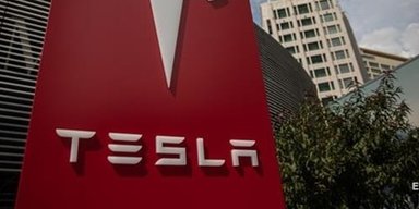 Гра в покер з "чайниками". У чому секрет надшвидкого зростання акцій Tesla