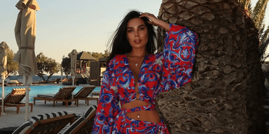 Беглая пограничница показала, как "зависает" под украинскую музыку за границей (фото)