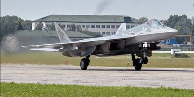 ВКС РФ получили новые истребители Су-35С и Су-57: сколько машин поставили (фото)