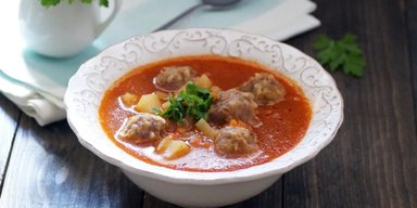 Вкус, знакомый с детства: рецепт томатного супа с фрикадельками