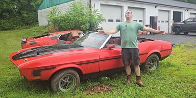Один из 32: 55-летний Ford Mustang за $200 000 годами ржавеет под открытым небом (видео)