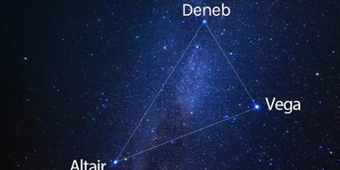 Сейчас самое лучшее время, чтобы увидеть в небе "Летний треугольник": что это (фото)