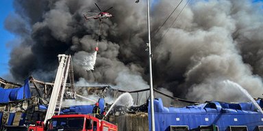 Намагаються локалізувати вогонь: з'явилися нові кадри наслідків удару по "Епіцентру" (відео)