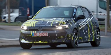 Новый заряженный Opel на 285 сил впервые заметили на дорогах (фото)
