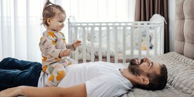 Папа показал метод "горизонтального воспитания": дети счастливы, пока он спит (видео)