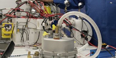 Изобретатель создал генератор, превращающий пластиковые отходы в электричество